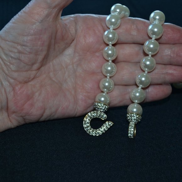 Stunning 32" Pearl Necklace & Rhinestone Closure - Picture 5 of 7